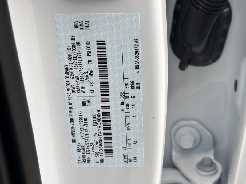 Ford Super Duty F-350 DRW Vehicle Full-screen Gallery Image 21