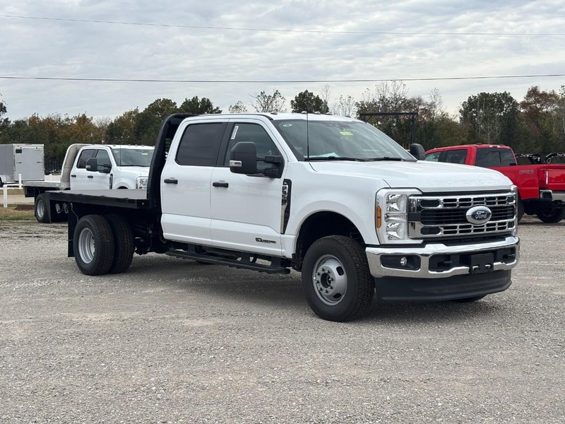 Ford Super Duty F-350 DRW Vehicle Full-screen Gallery Image 2