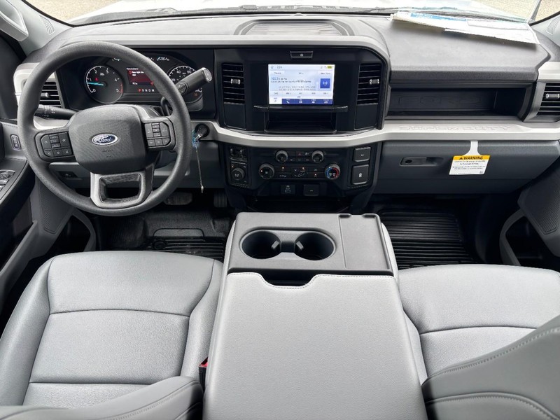 Ford Super Duty F-350 DRW Vehicle Full-screen Gallery Image 6