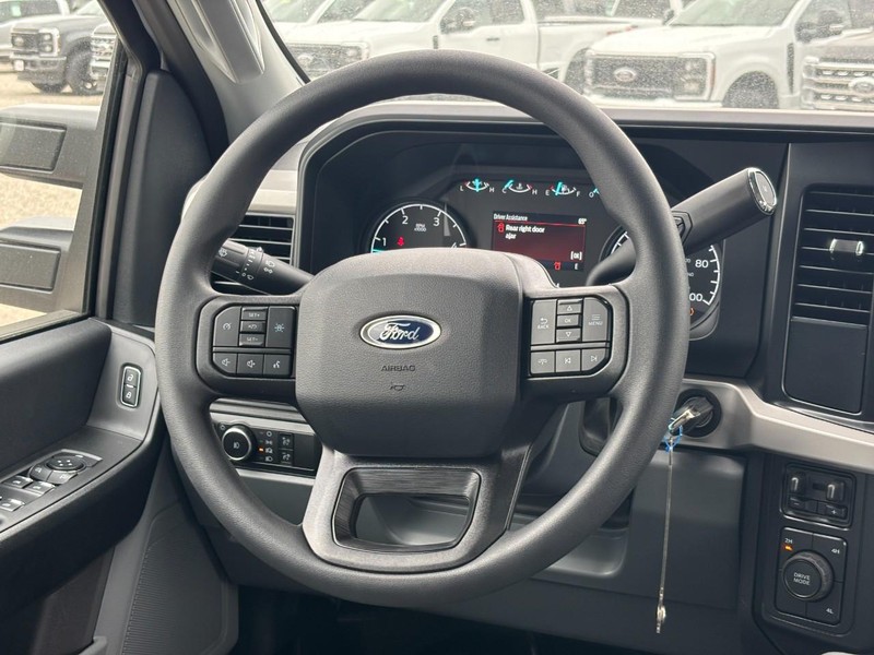 Ford Super Duty F-350 DRW Vehicle Full-screen Gallery Image 7