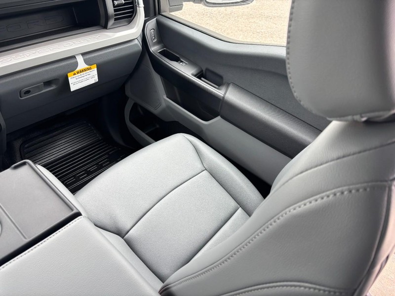 Ford Super Duty F-350 DRW Vehicle Full-screen Gallery Image 10