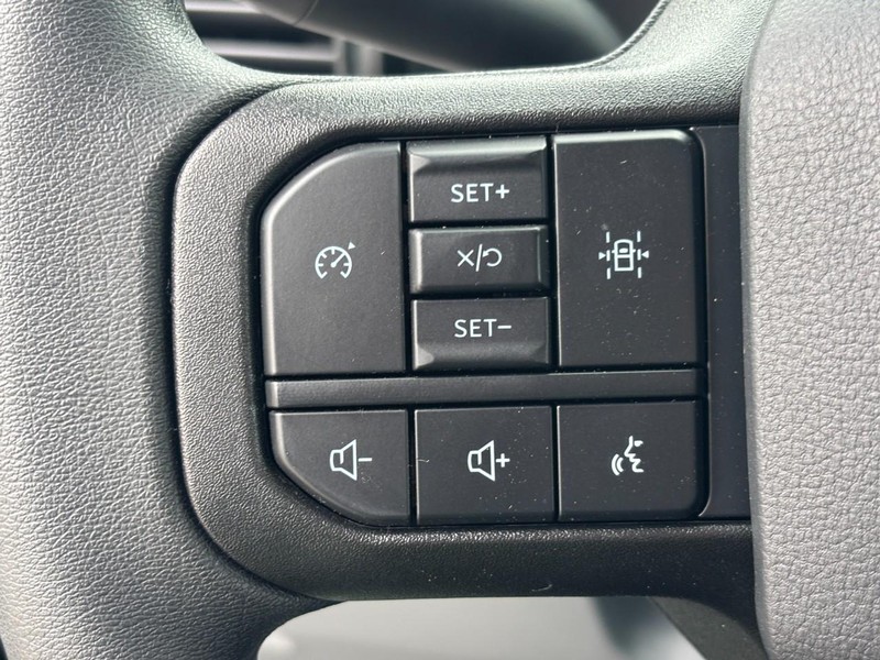 Ford Super Duty F-350 DRW Vehicle Full-screen Gallery Image 12