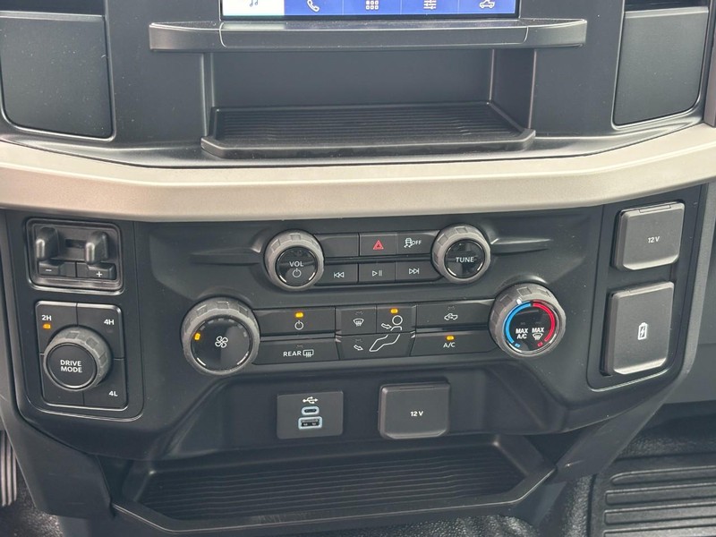 Ford Super Duty F-350 DRW Vehicle Full-screen Gallery Image 17