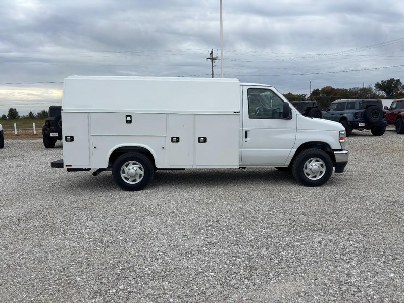 Ford E-Series Cutaway Vehicle Full-screen Gallery Image 2