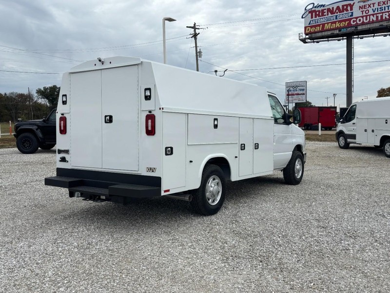 Ford E-Series Cutaway Vehicle Full-screen Gallery Image 4