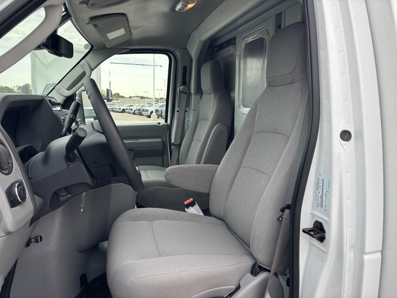 Ford E-Series Cutaway Vehicle Full-screen Gallery Image 7