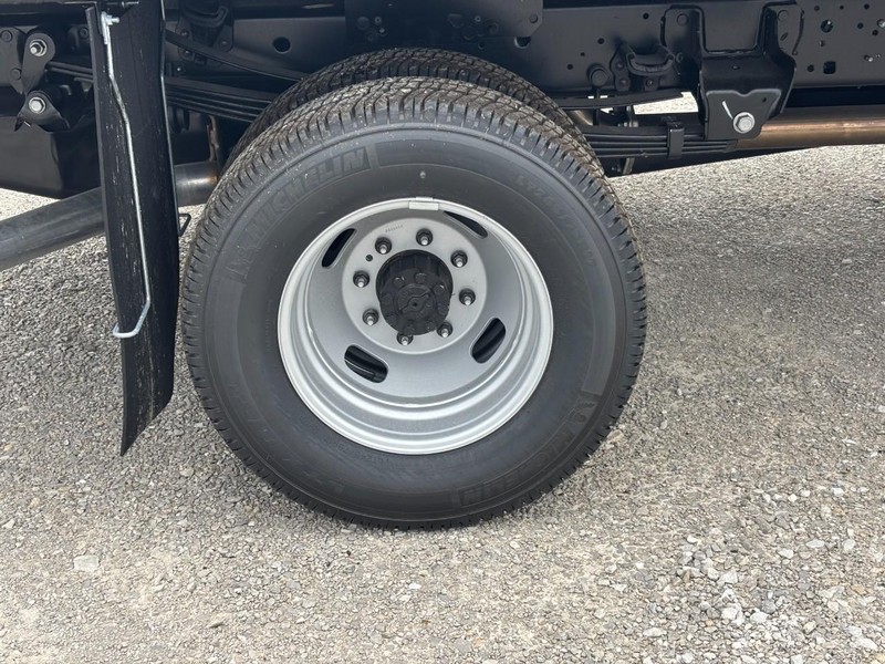 Ford Super Duty F-350 DRW Vehicle Full-screen Gallery Image 4