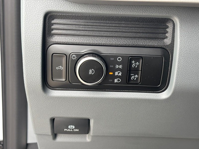 Ford Super Duty F-350 DRW Vehicle Full-screen Gallery Image 11