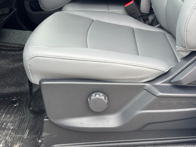 Ford Super Duty F-350 DRW Vehicle Full-screen Gallery Image 20