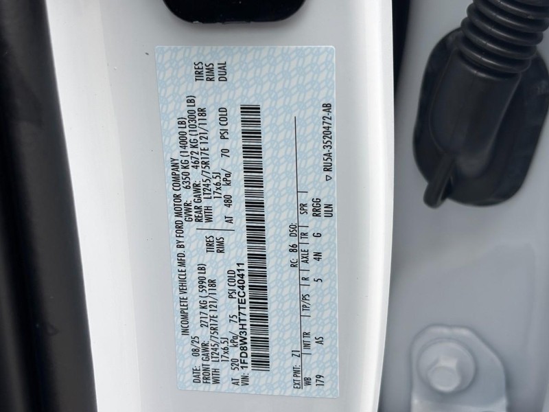 Ford Super Duty F-350 DRW Vehicle Full-screen Gallery Image 21