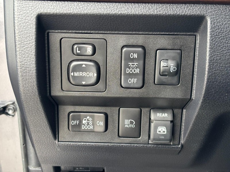 Toyota Tundra 4WD Vehicle Full-screen Gallery Image 15