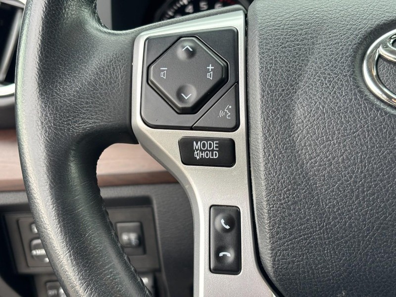 Toyota Tundra 4WD Vehicle Full-screen Gallery Image 16