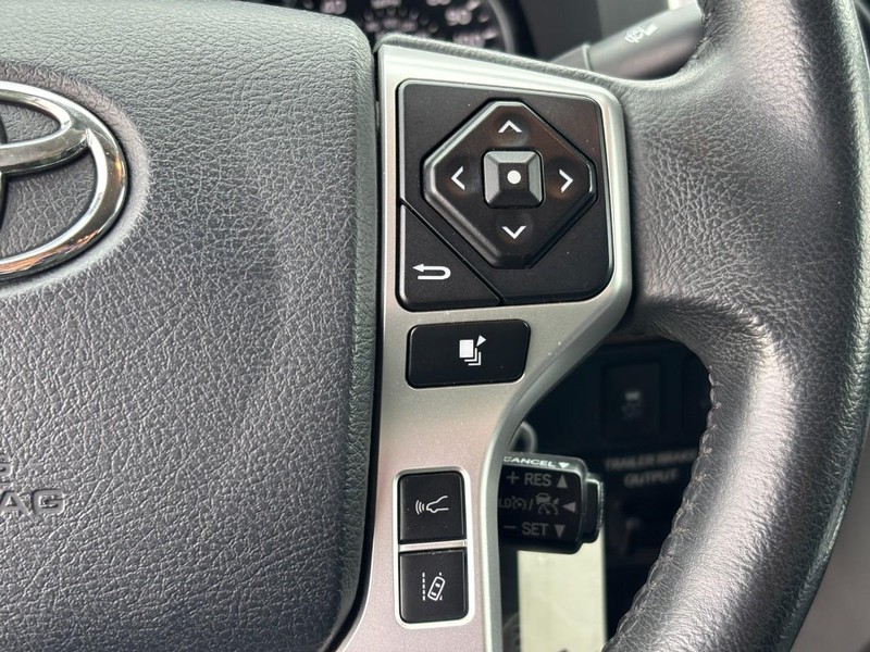 Toyota Tundra 4WD Vehicle Full-screen Gallery Image 17