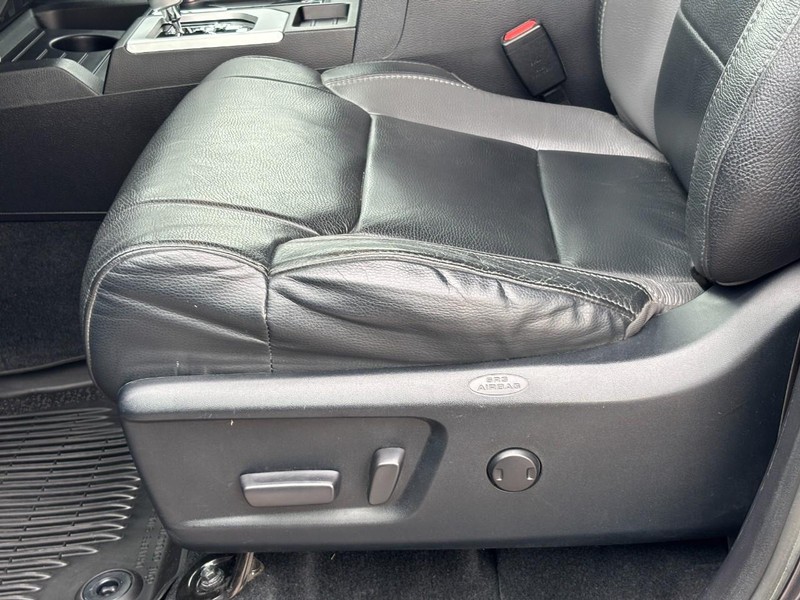 Toyota Tundra 4WD Vehicle Full-screen Gallery Image 22