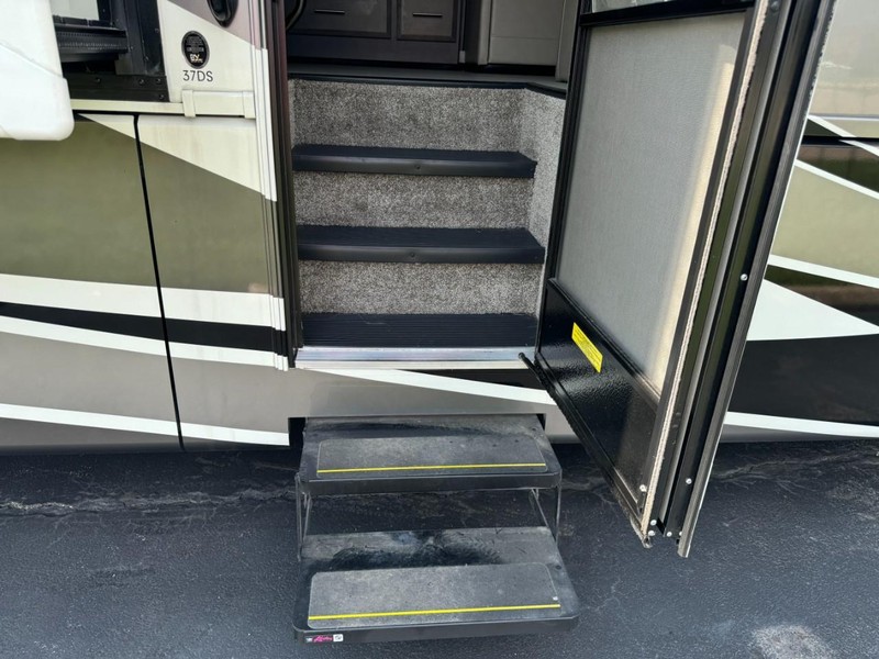 Ford F-53 Motorhome Stripped Chassis Vehicle Full-screen Gallery Image 08