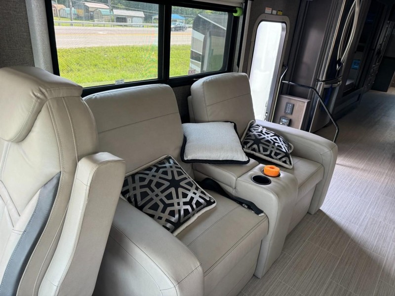 Ford F-53 Motorhome Stripped Chassis Vehicle Full-screen Gallery Image 15