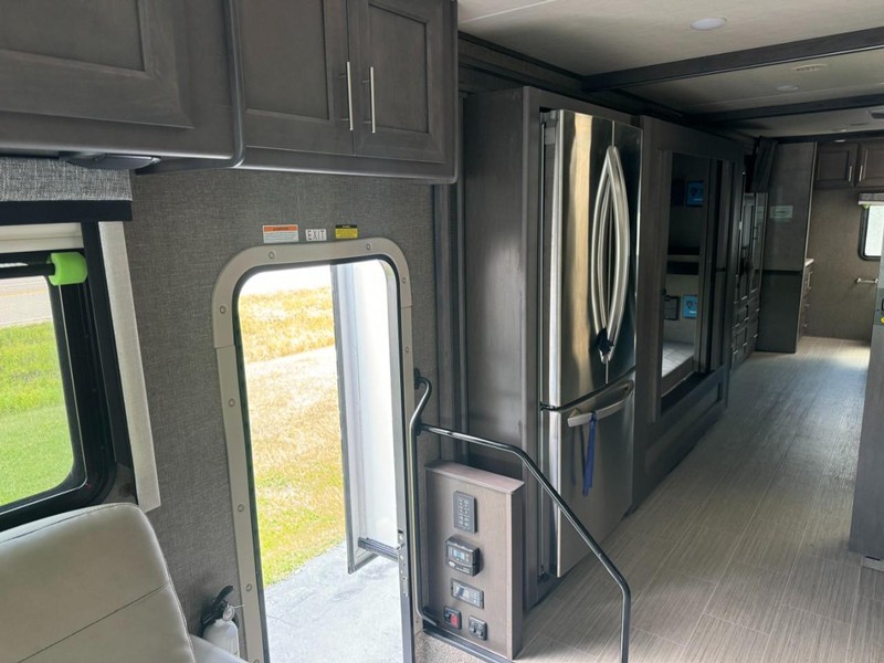 Ford F-53 Motorhome Stripped Chassis Vehicle Full-screen Gallery Image 20