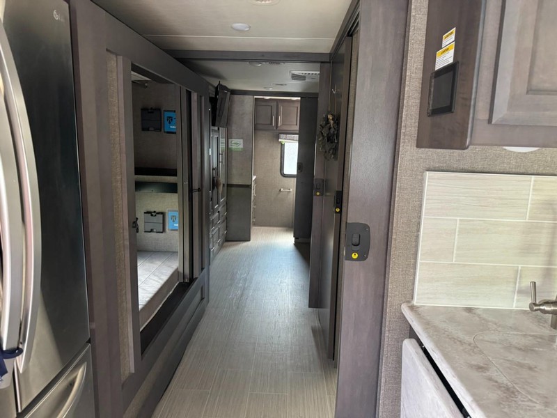 Ford F-53 Motorhome Stripped Chassis Vehicle Full-screen Gallery Image 23