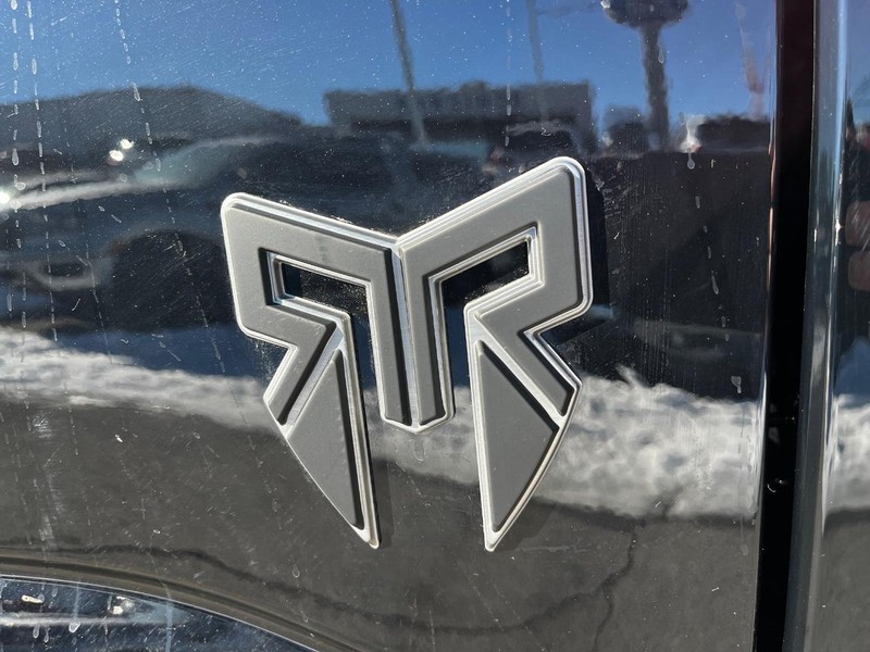 Ford Super Duty F-250 SRW Vehicle Full-screen Gallery Image 04