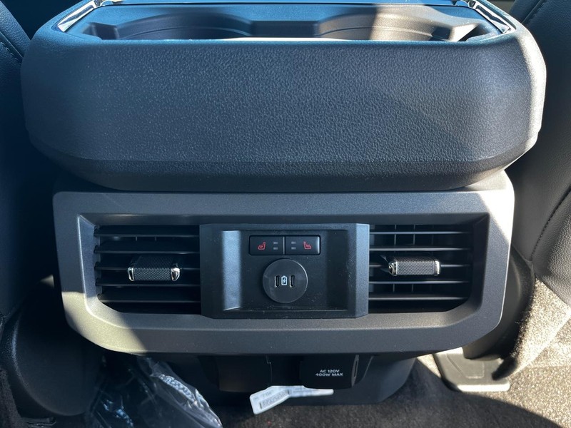 Ford Super Duty F-250 SRW Vehicle Full-screen Gallery Image 13