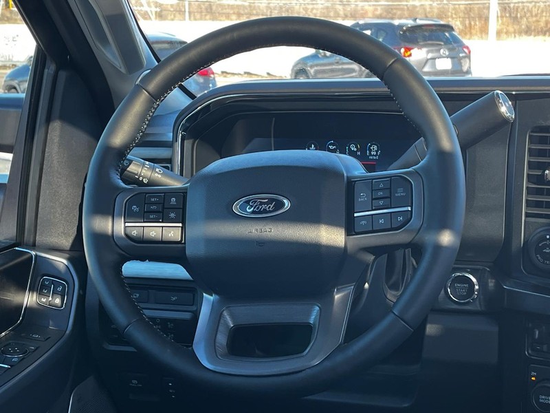 Ford Super Duty F-250 SRW Vehicle Full-screen Gallery Image 16