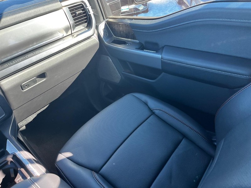 Ford Super Duty F-250 SRW Vehicle Full-screen Gallery Image 17