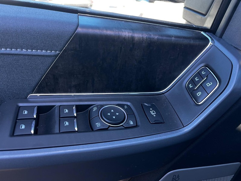 Ford Super Duty F-250 SRW Vehicle Full-screen Gallery Image 18