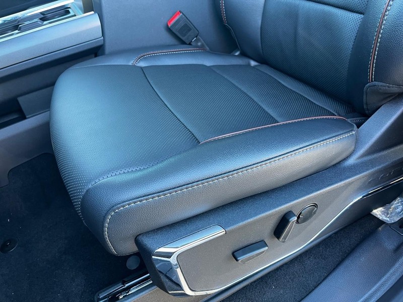 Ford Super Duty F-250 SRW Vehicle Full-screen Gallery Image 19