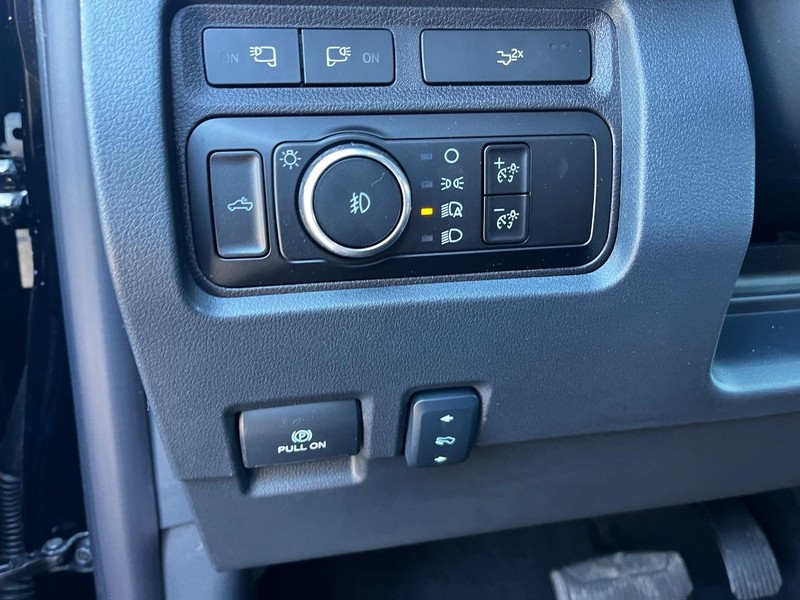 Ford Super Duty F-250 SRW Vehicle Full-screen Gallery Image 20