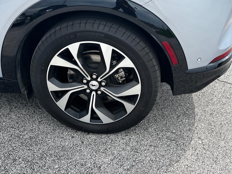 Ford Mustang Mach-E Vehicle Full-screen Gallery Image 07