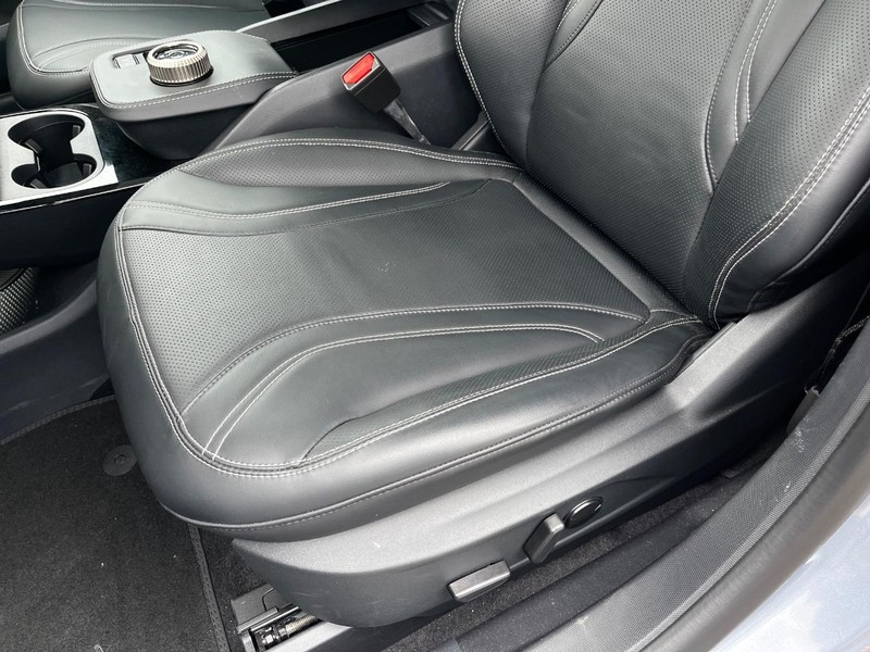 Ford Mustang Mach-E Vehicle Full-screen Gallery Image 16