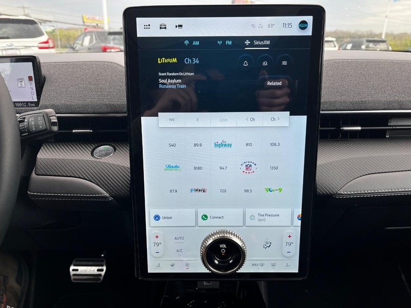 Ford Mustang Mach-E Vehicle Full-screen Gallery Image 21