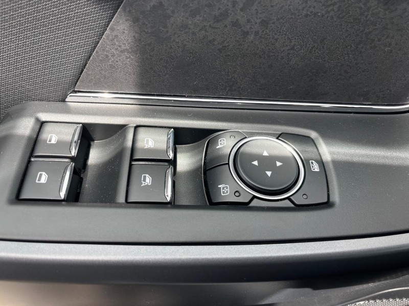 Ford F-150 Vehicle Full-screen Gallery Image 08