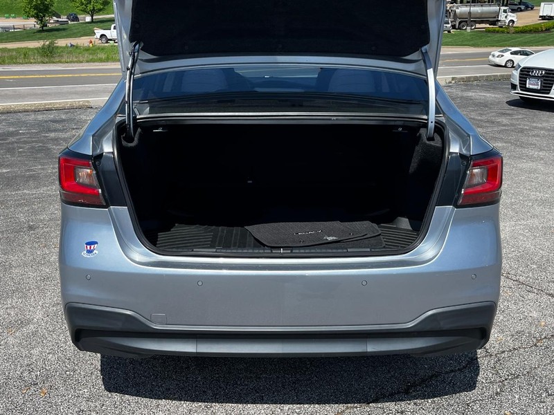 Subaru Legacy Vehicle Full-screen Gallery Image 05