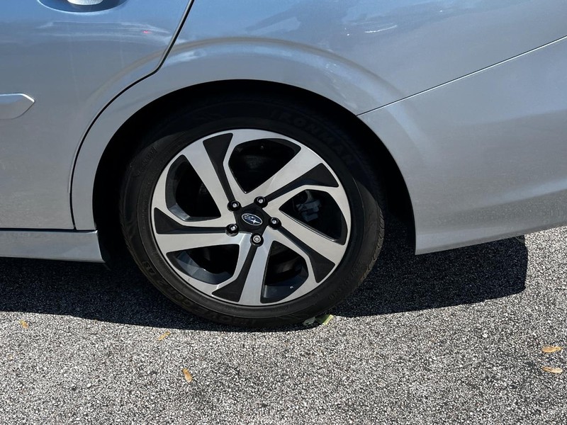 Subaru Legacy Vehicle Full-screen Gallery Image 07