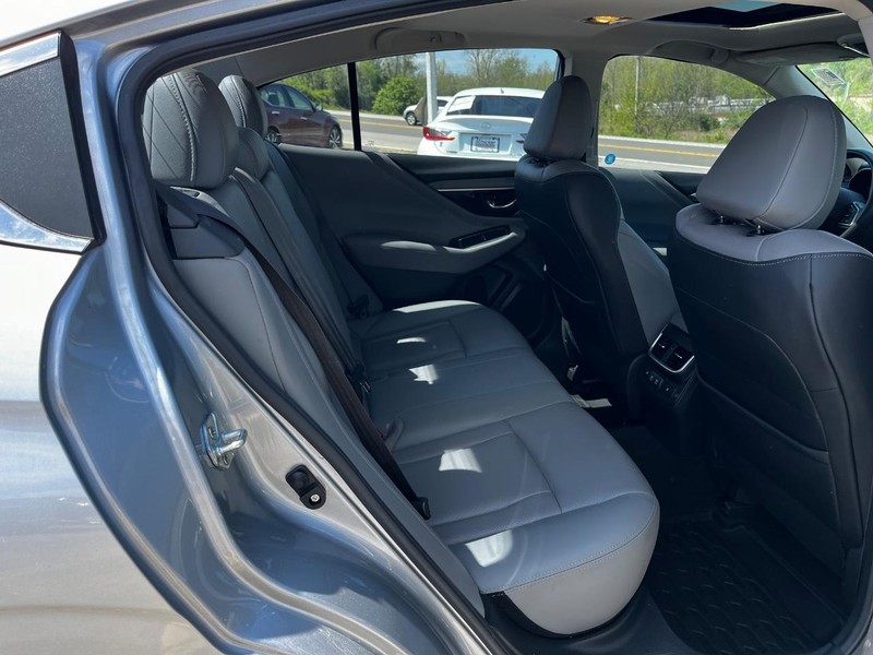 Subaru Legacy Vehicle Full-screen Gallery Image 10