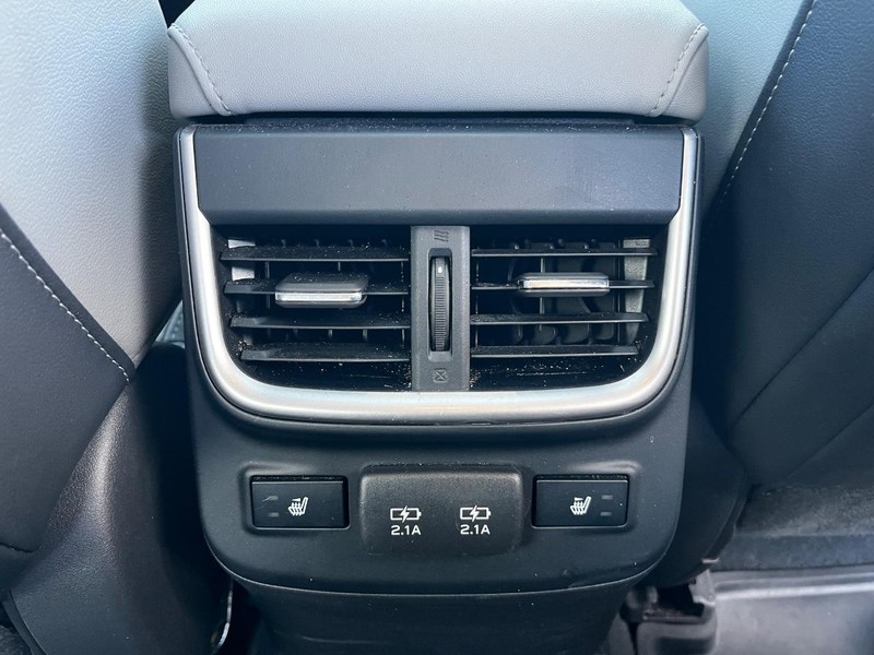 Subaru Legacy Vehicle Full-screen Gallery Image 11