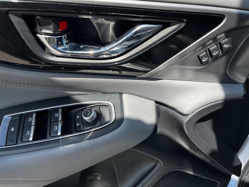 Subaru Legacy Vehicle Full-screen Gallery Image 16