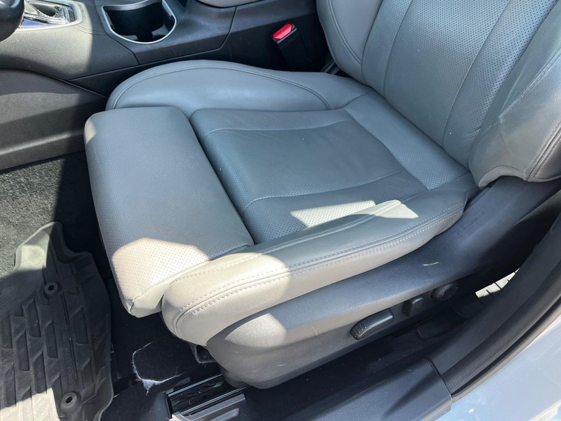 Subaru Legacy Vehicle Full-screen Gallery Image 17