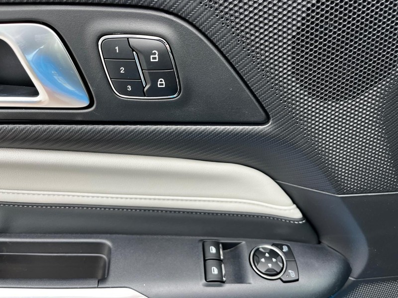 Ford Mustang Vehicle Full-screen Gallery Image 04