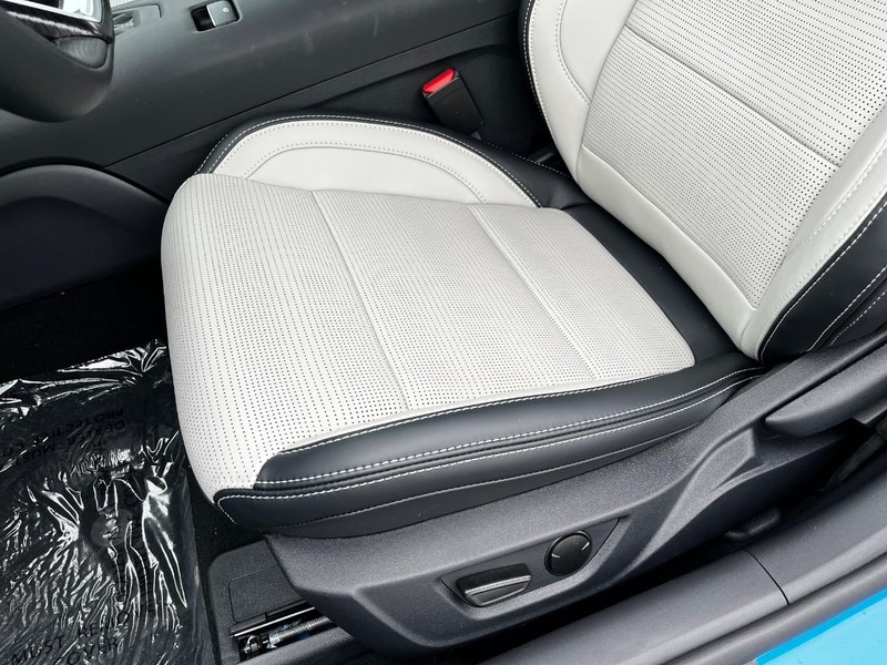 Ford Mustang Vehicle Full-screen Gallery Image 05