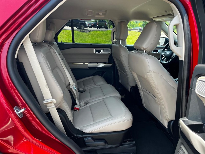 Ford Explorer Vehicle Full-screen Gallery Image 11