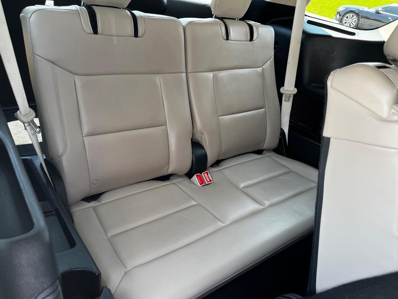 Ford Explorer Vehicle Full-screen Gallery Image 12