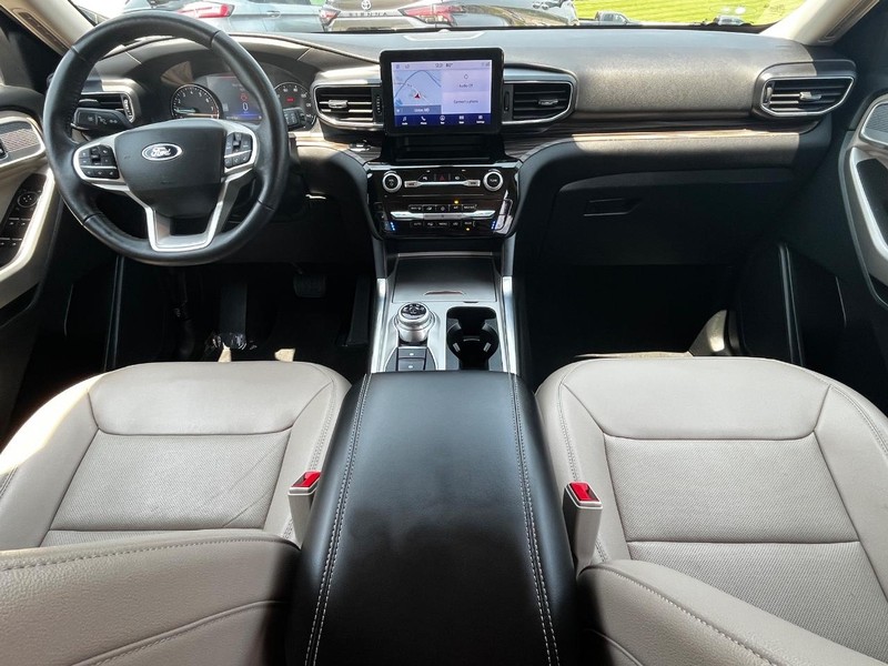 Ford Explorer Vehicle Full-screen Gallery Image 13