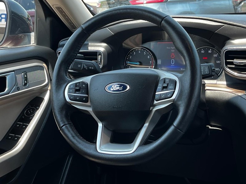 Ford Explorer Vehicle Full-screen Gallery Image 14