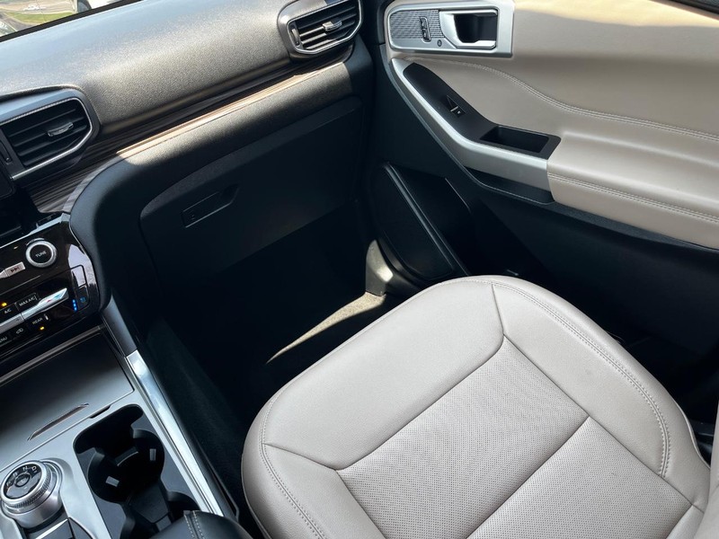 Ford Explorer Vehicle Full-screen Gallery Image 15