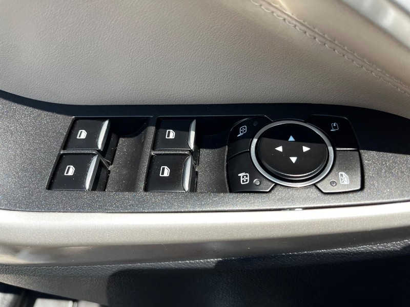 Ford Explorer Vehicle Full-screen Gallery Image 16