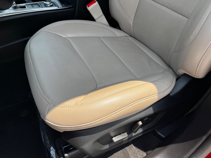 Ford Explorer Vehicle Full-screen Gallery Image 17