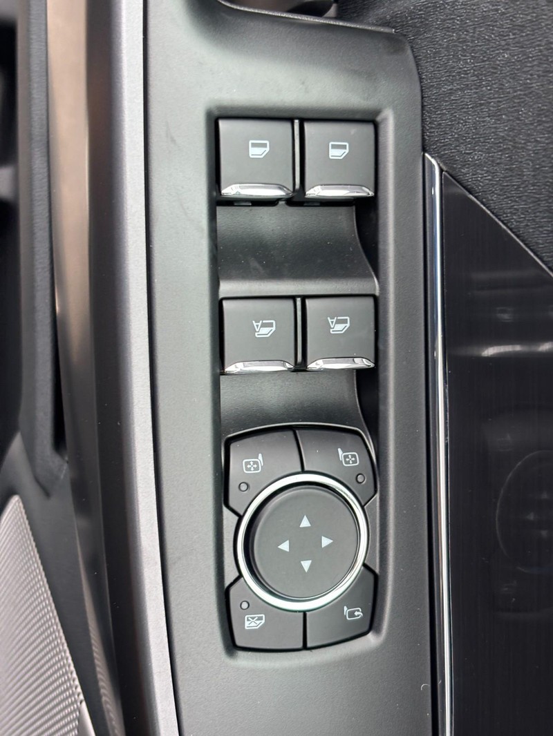 Ford F-150 Vehicle Full-screen Gallery Image 19