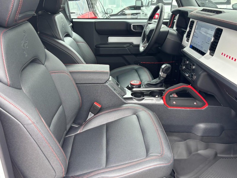 Ford Bronco Vehicle Full-screen Gallery Image 06